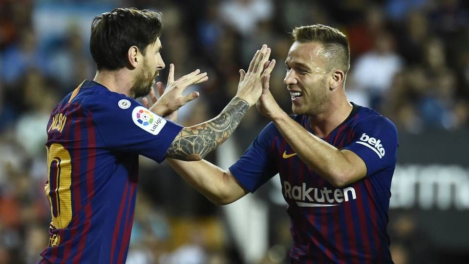 lionel-messi-arthur-barcelona-valencia-la-liga-07102018_1l5j8c9y324ak1rzxvwm3siif9